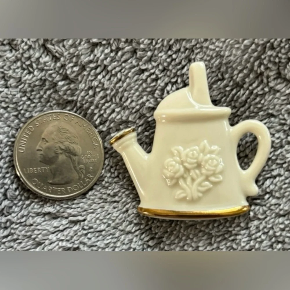 Lenox Vintage Signed Porcelain Watering Can with Gold Trim Brooch/Pin - Picture 3 of 3